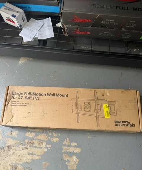 Best Buy essentials BE-MLFM Full-Motion TV Wall Mount 47-84 in — actual PRF item photo 1 of 1