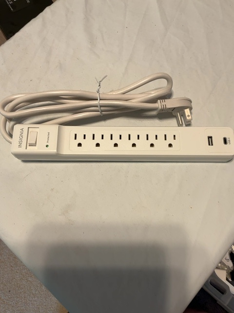 Insignia NS-SP1A1C26 Surge Protector — actual PRF item photo 3 of 9