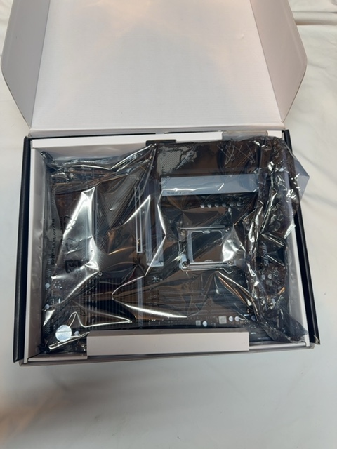 GIGABYTE B650 AORUS ELITE AX Open Box — actual PRF item photo 2 of 3